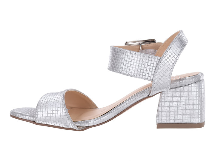 Sandalia plateada para mujer con tacón cuadrado, correa al tobillo con hebilla y textura brillante.