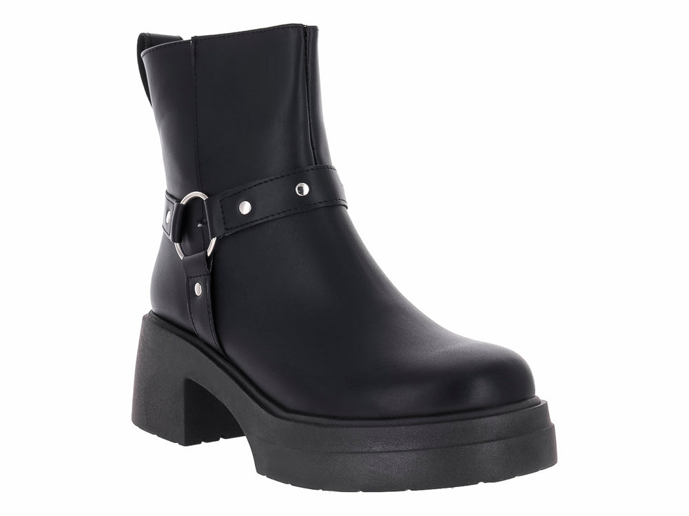 Botín negro de plataforma con tacón cuadrado y detalle de correa con hebilla plateada.
