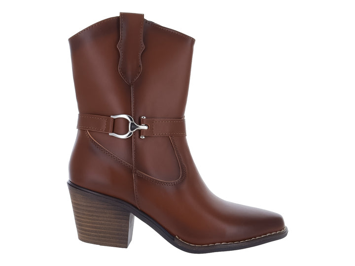 Bota color tan con tacón cuadrado y correa decorativa con hebilla plateada.