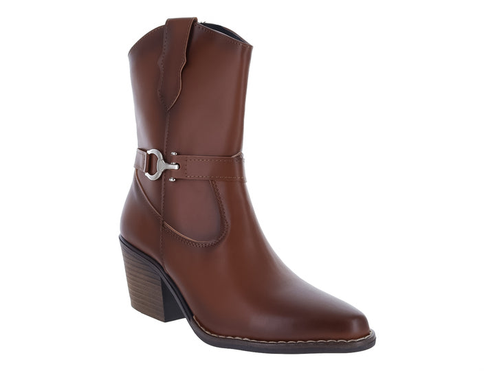Bota color tan con tacón cuadrado y correa decorativa con hebilla plateada.