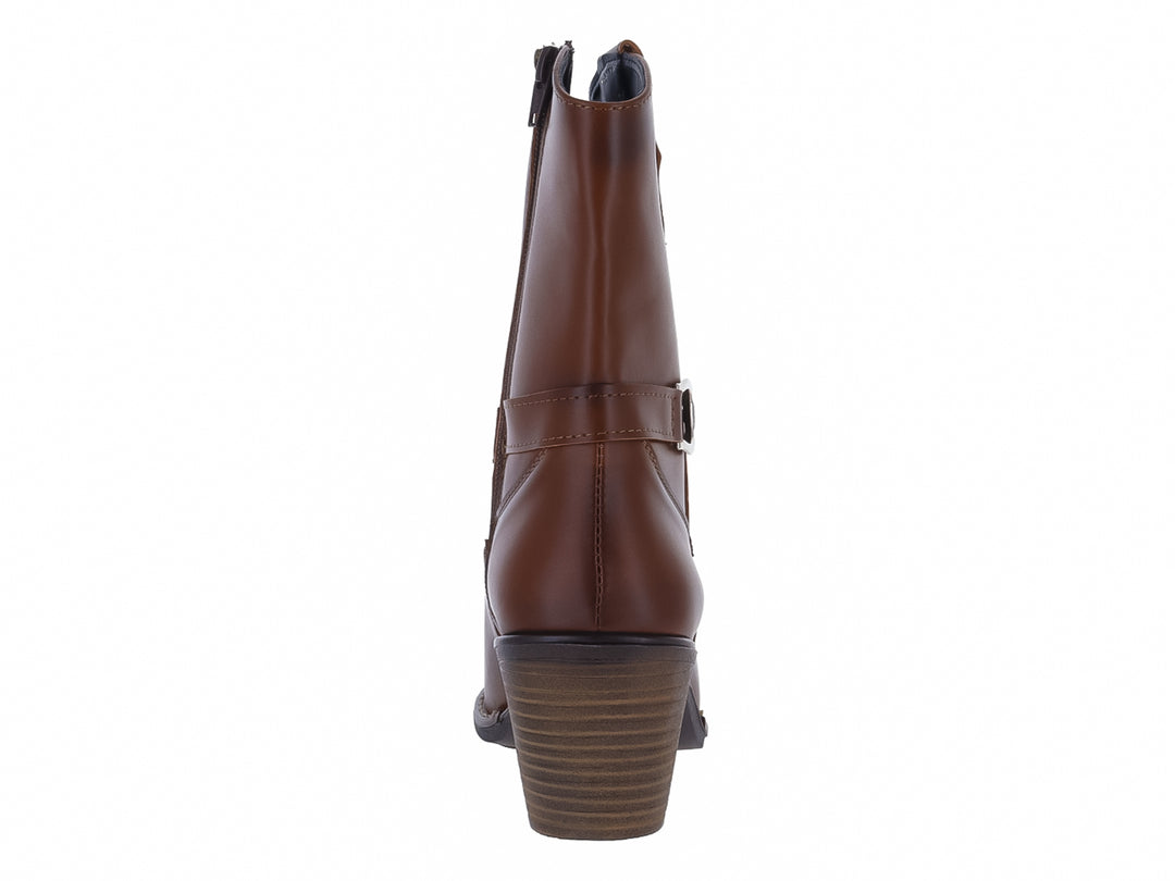Bota color tan con tacón cuadrado y correa decorativa con hebilla plateada.