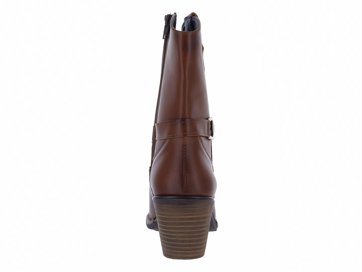 Bota color tan con tacón cuadrado y correa decorativa con hebilla plateada.