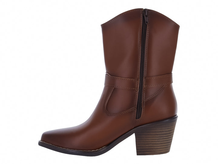 Bota color tan con tacón cuadrado y correa decorativa con hebilla plateada.