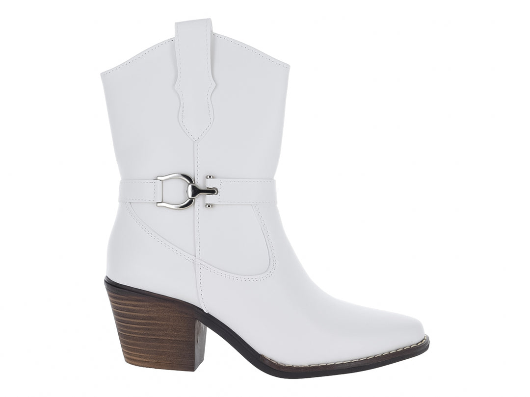Bota blanca estilo vaquero con tacón marrón y detalle de hebilla plateada en el tobillo.
