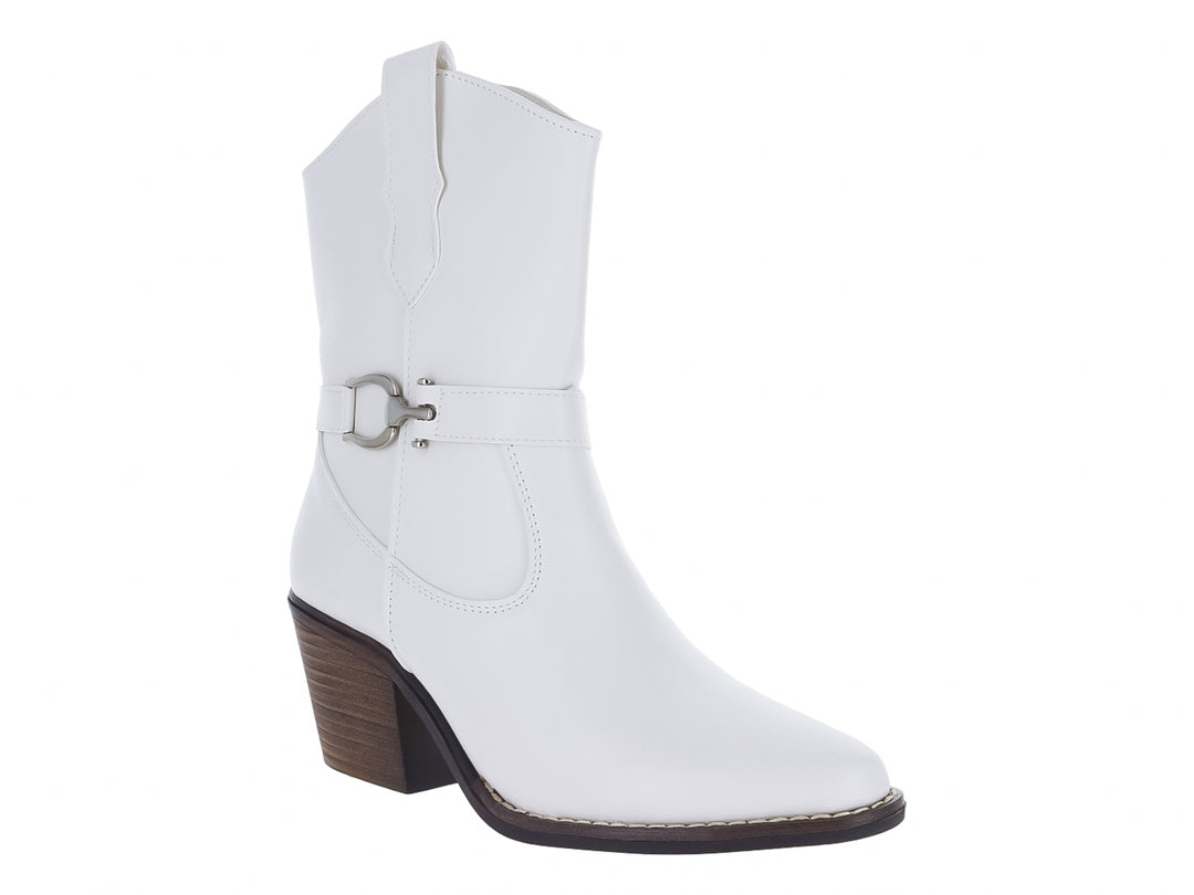 Bota blanca estilo vaquero con tacón marrón y detalle de hebilla plateada en el tobillo.