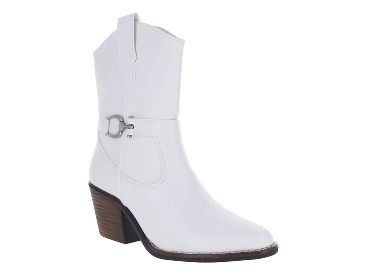 Bota blanca estilo vaquero con tacón marrón y detalle de hebilla plateada en el tobillo.