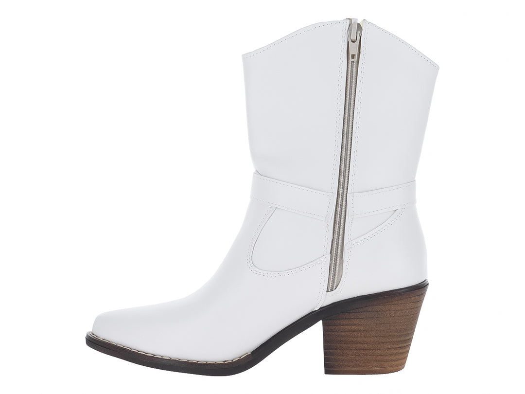 Bota blanca estilo vaquero con tacón marrón y detalle de hebilla plateada en el tobillo.