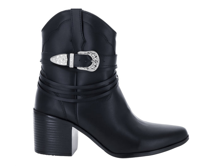 Bota negra de tacón cuadrado con detalles de correas y una hebilla decorativa plateada en el tobillo.