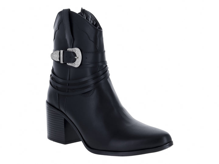 Bota negra de tacón cuadrado con detalles de correas y una hebilla decorativa plateada en el tobillo.