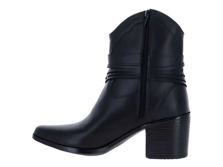 Bota negra de tacón cuadrado con detalles de correas y una hebilla decorativa plateada en el tobillo.