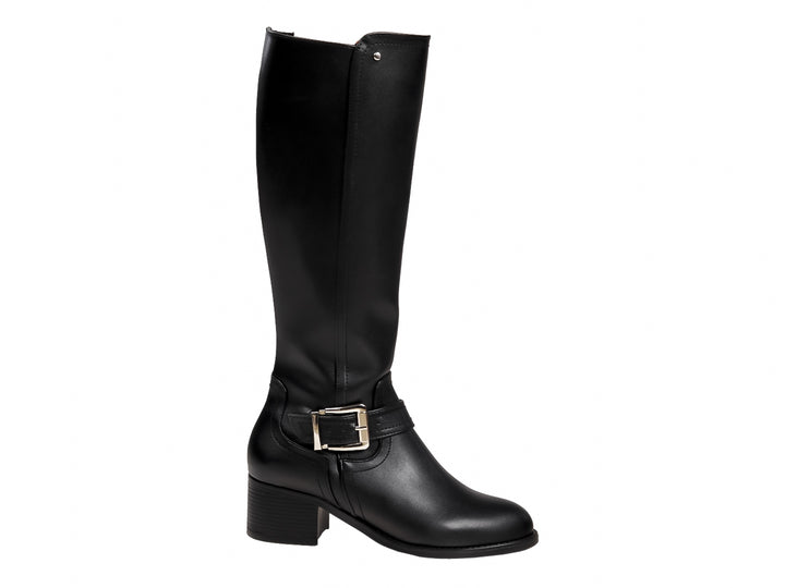 Bota alta de color negro con hebilla dorada y tacón bajo cuadrado.