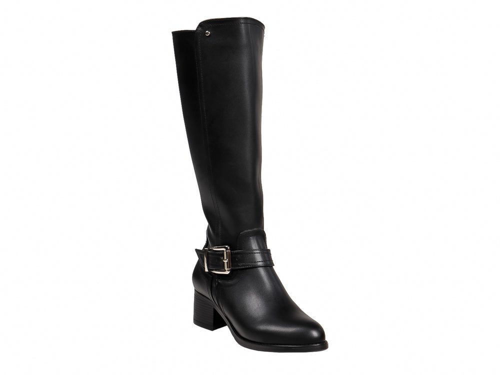 Bota alta de color negro con hebilla dorada y tacón bajo cuadrado.