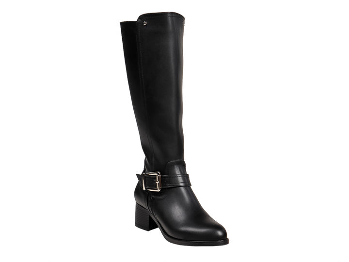 Bota alta de color negro con hebilla dorada y tacón bajo cuadrado.