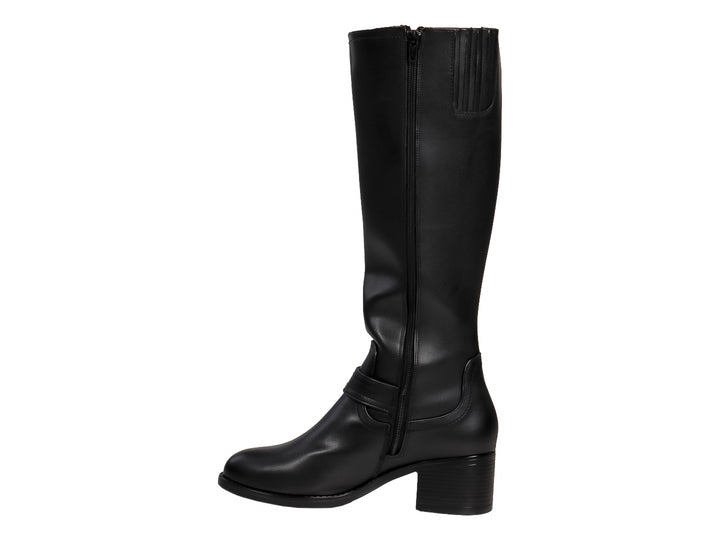 Bota alta de color negro con hebilla dorada y tacón bajo cuadrado.