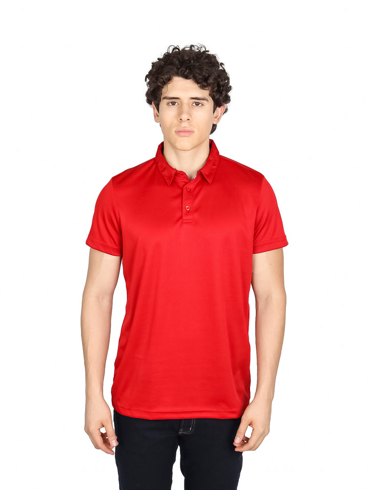 Hombre vistiendo una playera polo de color vino con cuello y manga corta sobre fondo blanco.