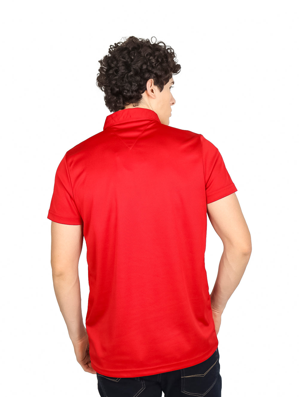Hombre vistiendo una playera polo de color vino con cuello y manga corta sobre fondo blanco.