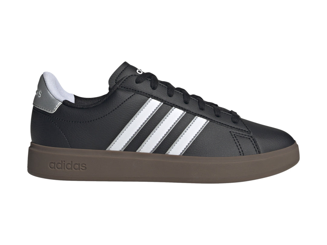 Tenis Adidas Grand Court 2.0 en color negro con tres franjas blancas y suela marrón.