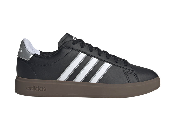 Tenis Adidas Grand Court 2.0 en color negro con tres franjas blancas y suela marrón.