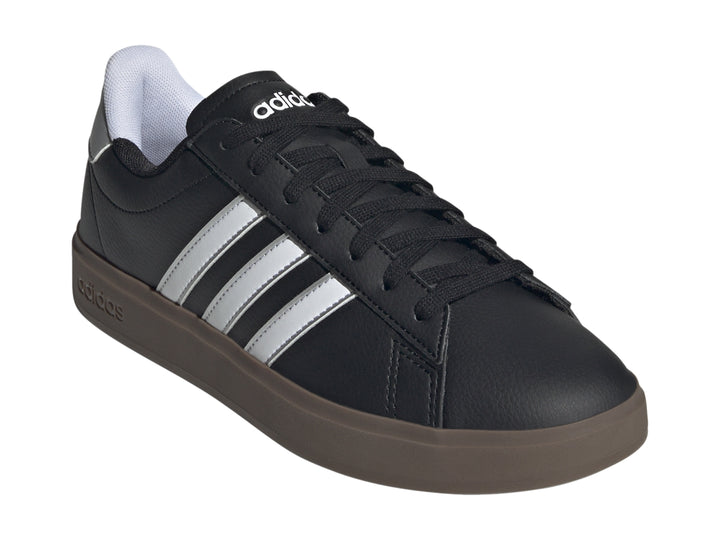 Tenis Adidas Grand Court 2.0 en color negro con tres franjas blancas y suela marrón.