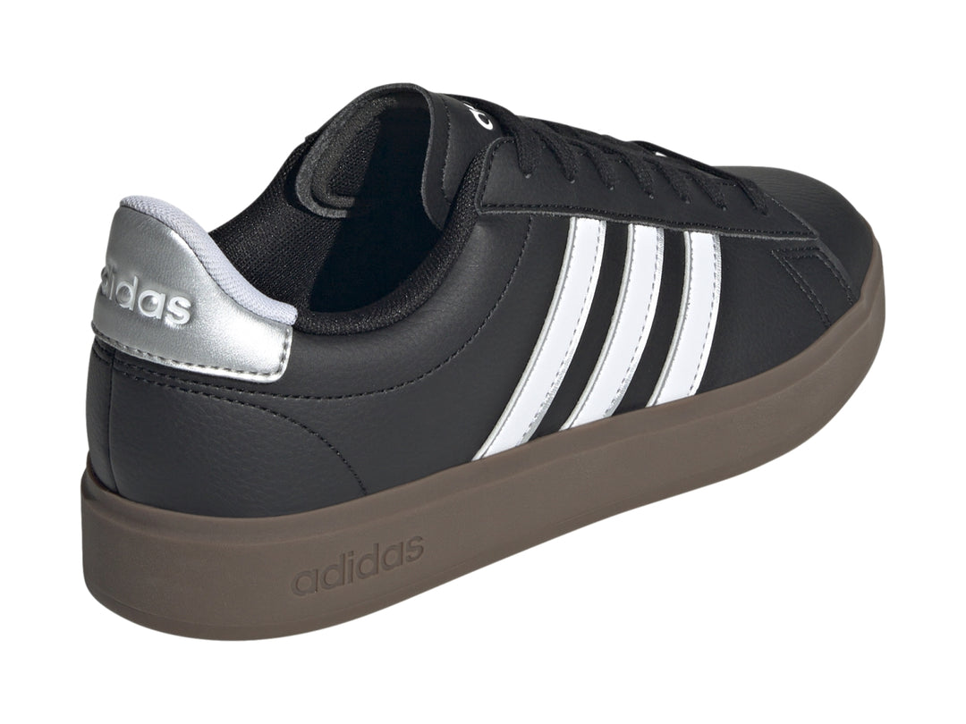 Tenis Adidas Grand Court 2.0 en color negro con tres franjas blancas y suela marrón.