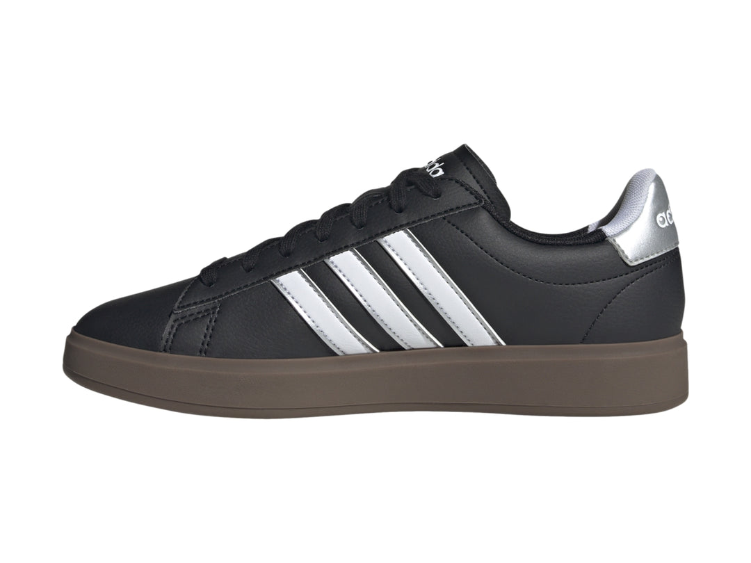 Tenis Adidas Grand Court 2.0 en color negro con tres franjas blancas y suela marrón.