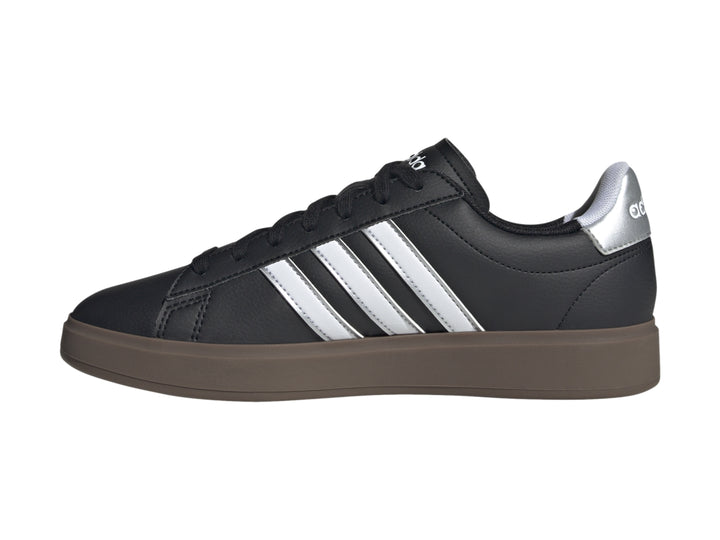 Tenis Adidas Grand Court 2.0 en color negro con tres franjas blancas y suela marrón.