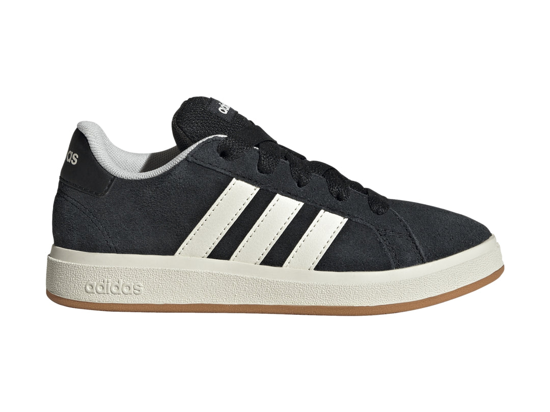 Tenis Adidas Grand Court 00s en color negro con franjas blancas y suela de goma marrón.