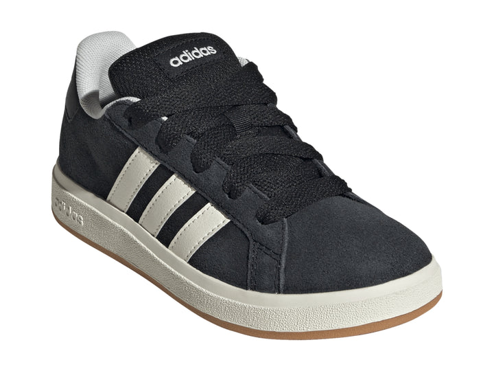 Tenis Adidas Grand Court 00s en color negro con franjas blancas y suela de goma marrón.