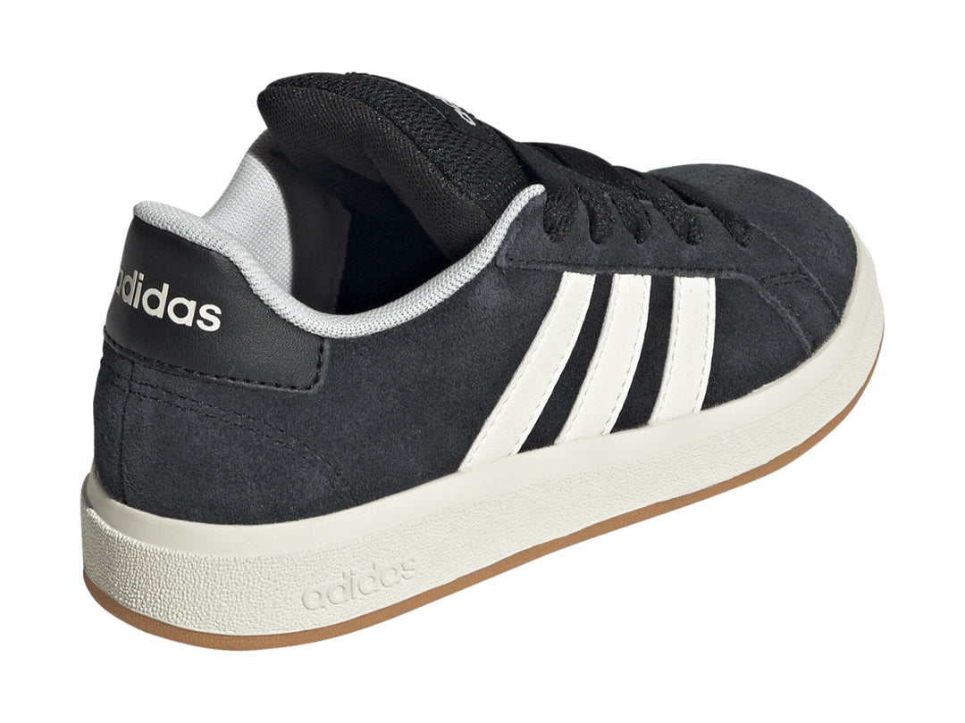 Tenis Adidas Grand Court 00s en color negro con franjas blancas y suela de goma marrón.
