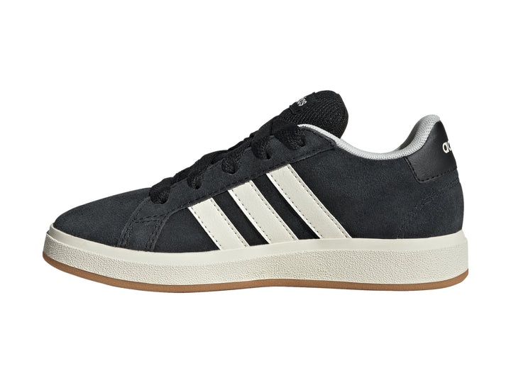 Tenis Adidas Grand Court 00s en color negro con franjas blancas y suela de goma marrón.