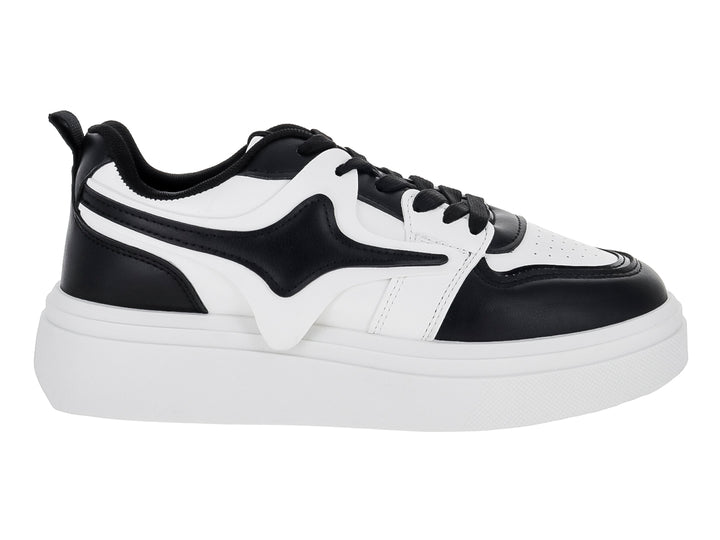 Tenis de plataforma en colores blanco y negro con suela gruesa blanca.