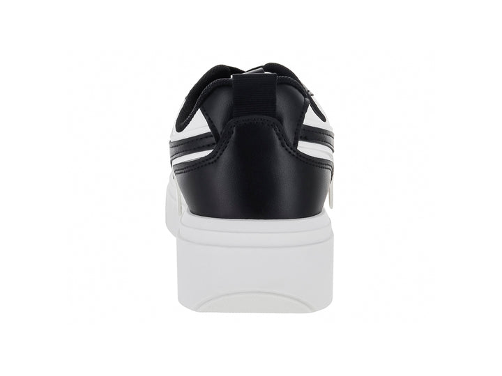Tenis de plataforma en colores blanco y negro con suela gruesa blanca.