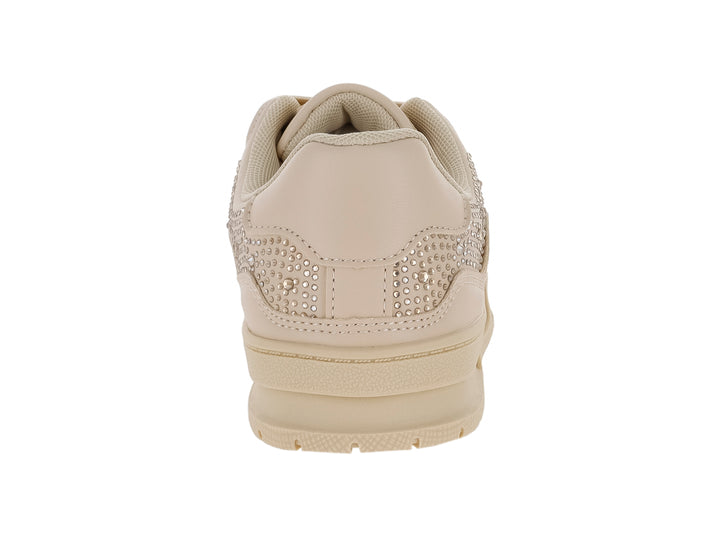 Tenis color blanco con incrustaciones de brillantes en el lateral y la punta.