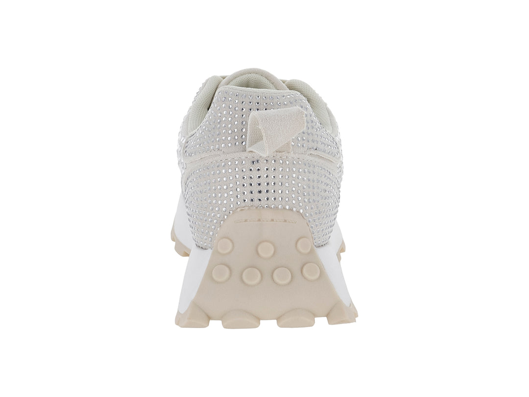 Tenis color beige con cristales brillantes y suela blanca.