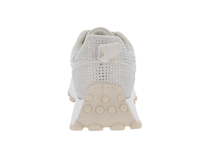 Tenis color beige con cristales brillantes y suela blanca.