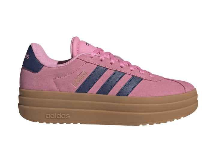 Tenis Adidas color rosa con franjas azul oscuro y suela de plataforma color café.