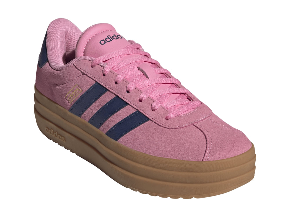 Tenis Adidas color rosa con franjas azul oscuro y suela de plataforma color café.