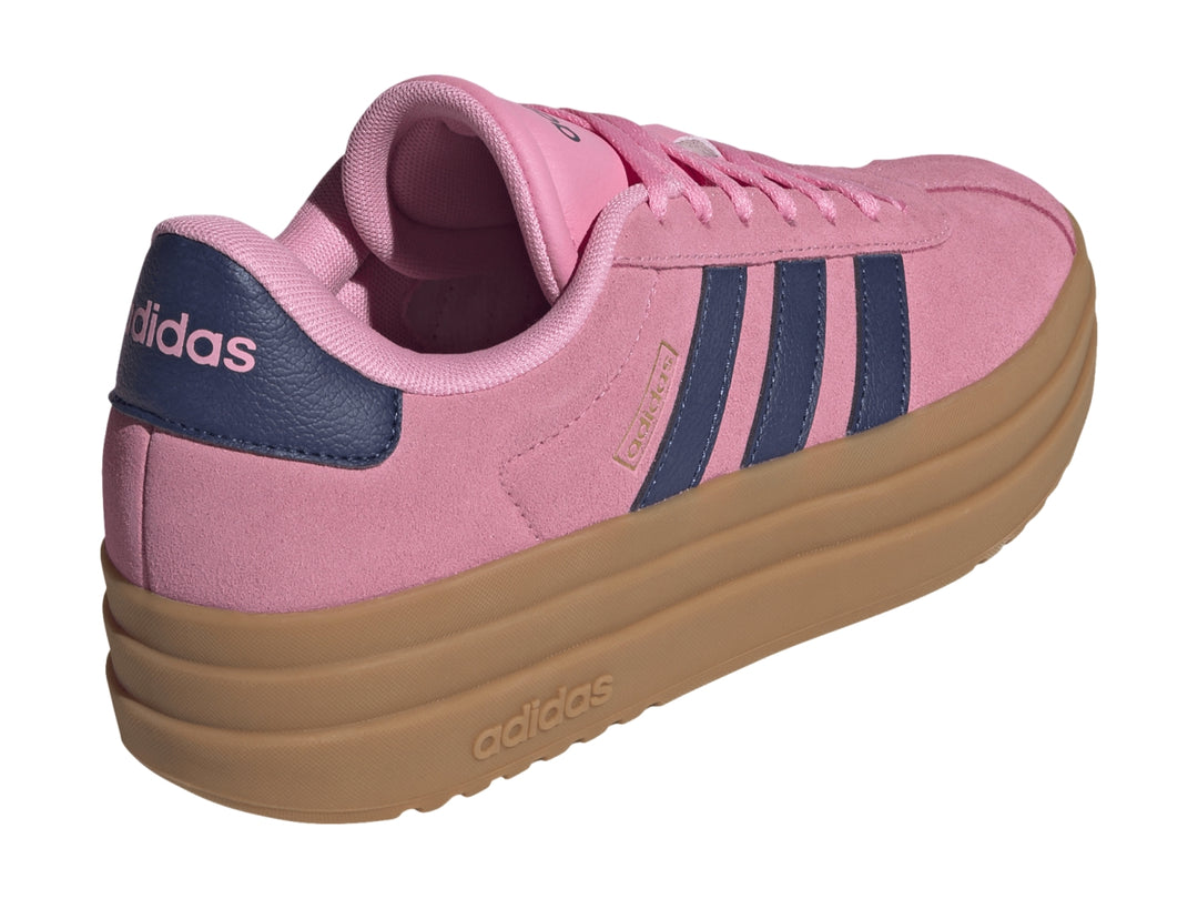 Tenis Adidas color rosa con franjas azul oscuro y suela de plataforma color café.