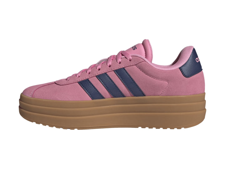 Tenis Adidas color rosa con franjas azul oscuro y suela de plataforma color café.