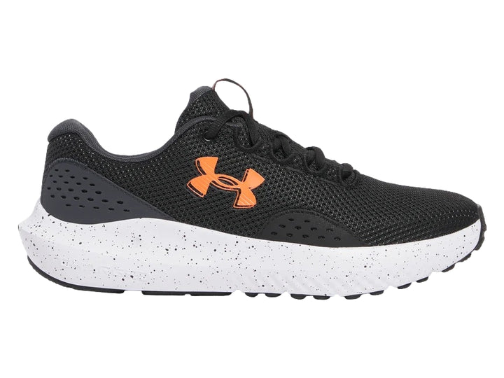 Tenis deportivos Under Armour color negro con suela blanca y logotipo naranja en el costado.