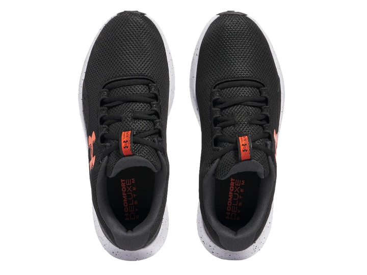 Tenis deportivos Under Armour color negro con suela blanca y logotipo naranja en el costado.
