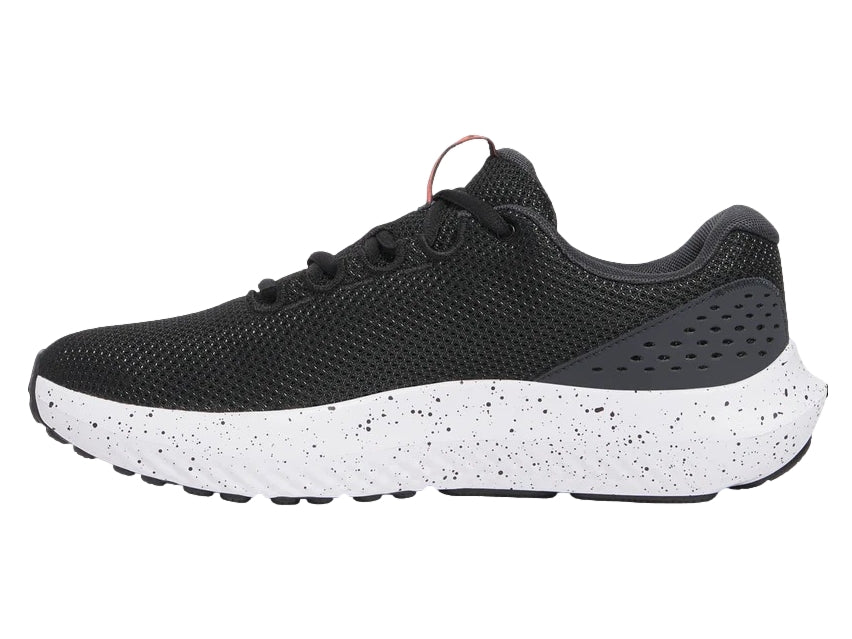 Tenis deportivos Under Armour color negro con suela blanca y logotipo naranja en el costado.