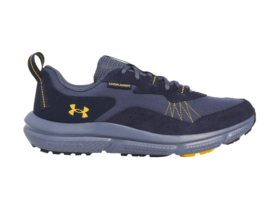 Tenis deportivos Under Armour color azul marino con detalles amarillos y suela gris.