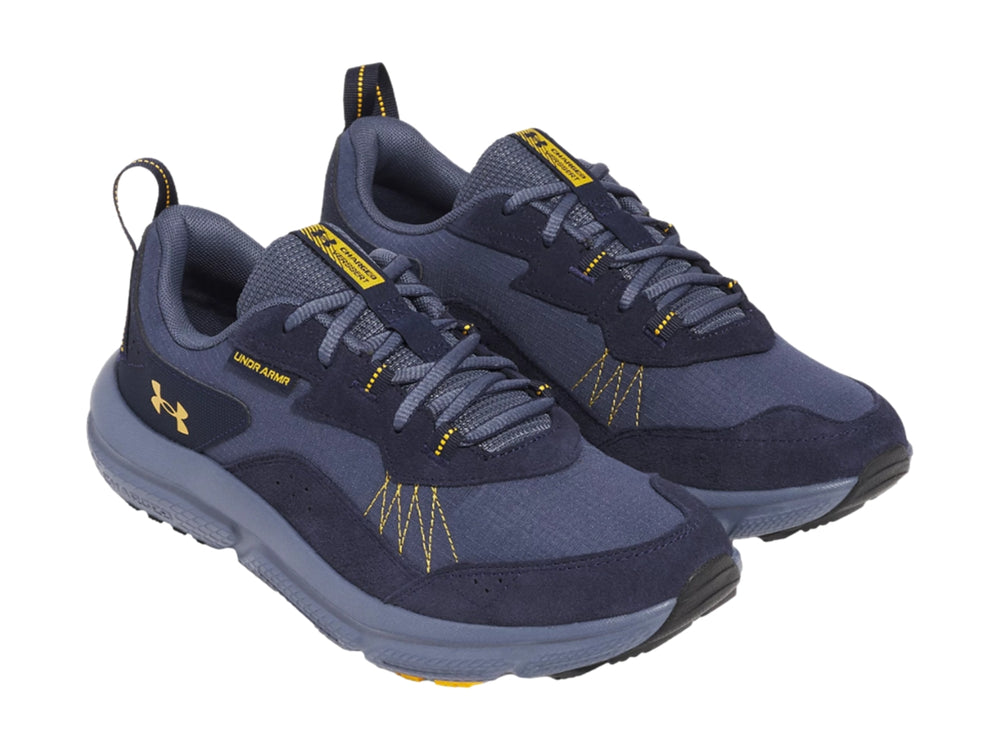 Tenis deportivos Under Armour color azul marino con detalles amarillos y suela gris.