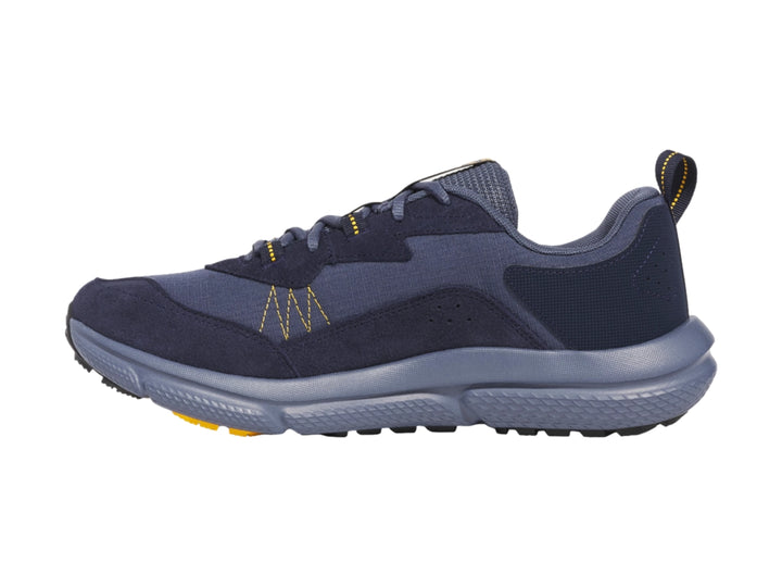 Tenis deportivos Under Armour color azul marino con detalles amarillos y suela gris.