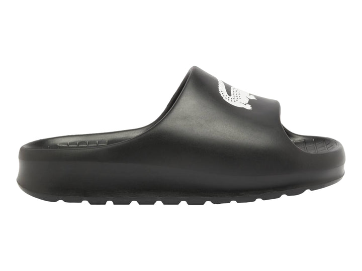 Sandalia Lacoste modelo Serve Slide 2.0 en color negro con logotipo blanco en la banda superior.