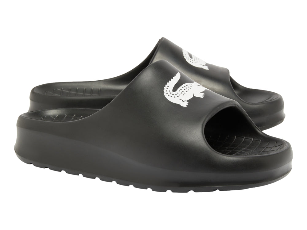 Sandalia Lacoste modelo Serve Slide 2.0 en color negro con logotipo blanco en la banda superior.