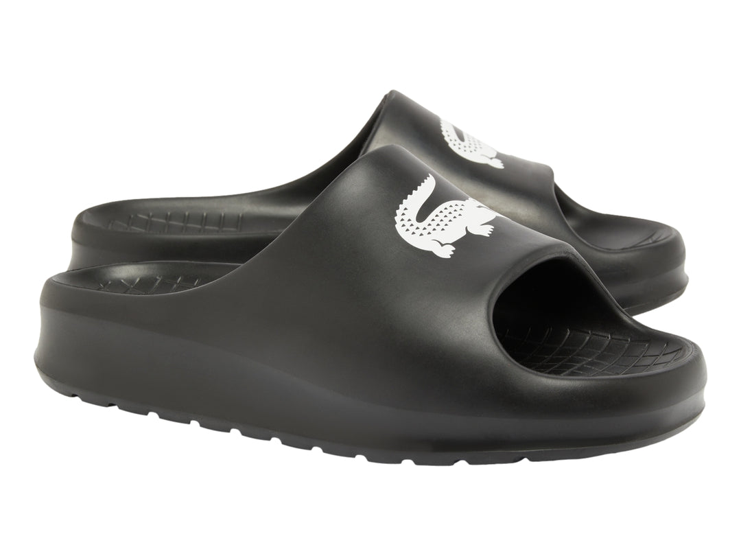 Sandalia Lacoste modelo Serve Slide 2.0 en color negro con logotipo blanco en la banda superior.