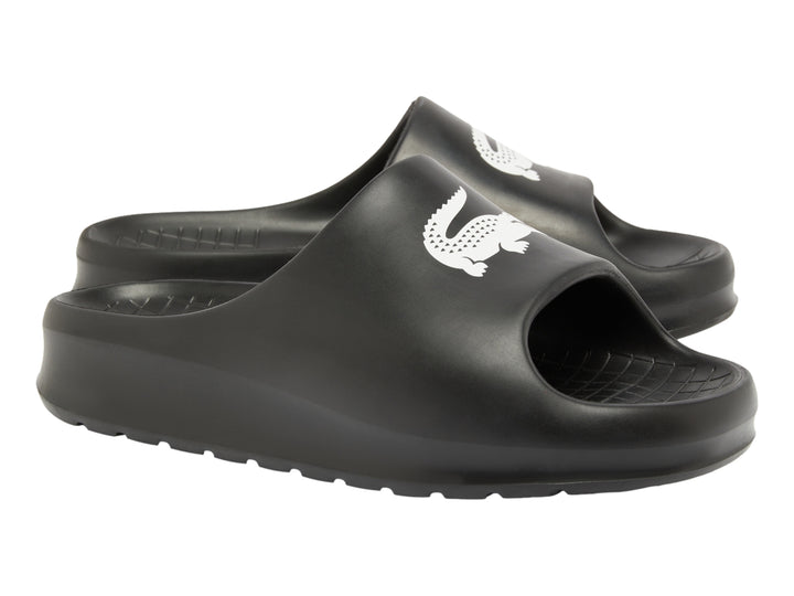Sandalia Lacoste modelo Serve Slide 2.0 en color negro con logotipo blanco en la banda superior.
