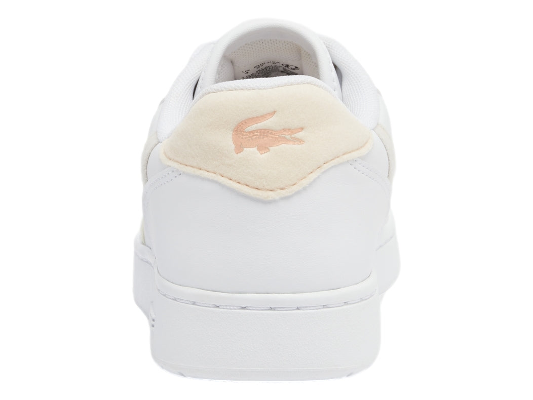 Tenis Lacoste blancos con detalles en rosa claro y suela blanca.